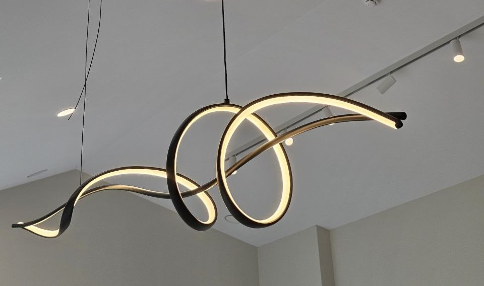 Современный интерьер с натяжным потолком